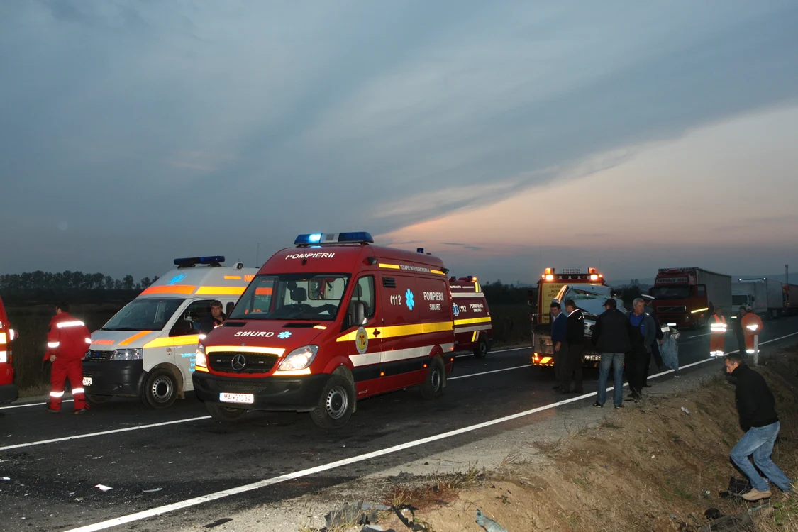 
    Circulaţia a fost blocată câteva ore, pentru a permite descarcerarea victimelor de către echipele de intervenţie (foto: arhivă)  