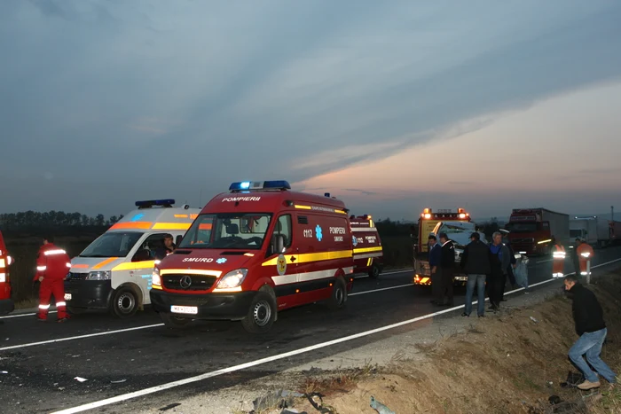 
    Circulaţia a fost blocată câteva ore, pentru a permite descarcerarea victimelor de către echipele de intervenţie (foto: arhivă)  