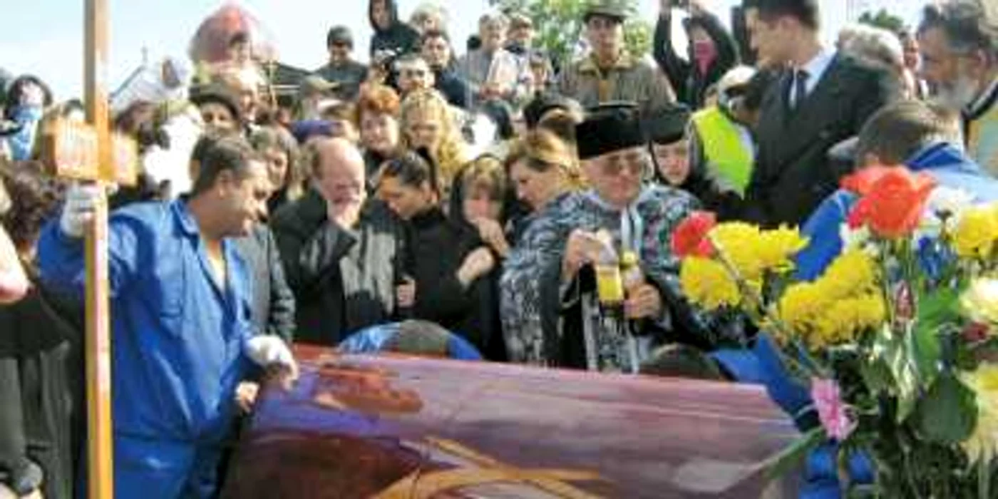Înainte de a coborî sicriul în cavou, întreaga familie prezidenţială a izbucnit în lacrimi 