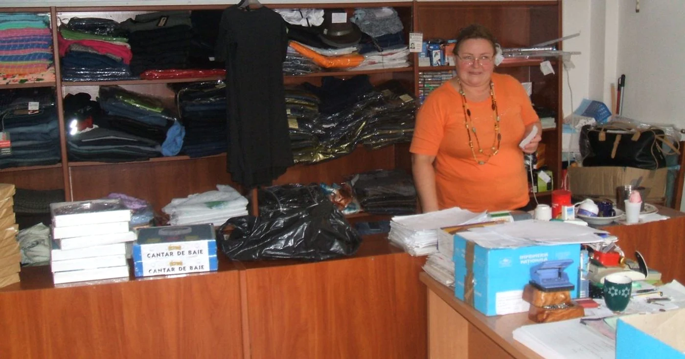 Teodora Goea îşi aşteaptă clienţii cu marfa pe tejghea