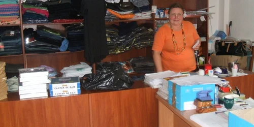 Teodora Goea îşi aşteaptă clienţii cu marfa pe tejghea