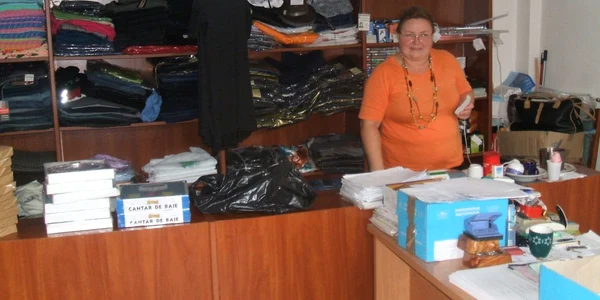 Teodora Goea îşi aşteaptă clienţii cu marfa pe tejghea