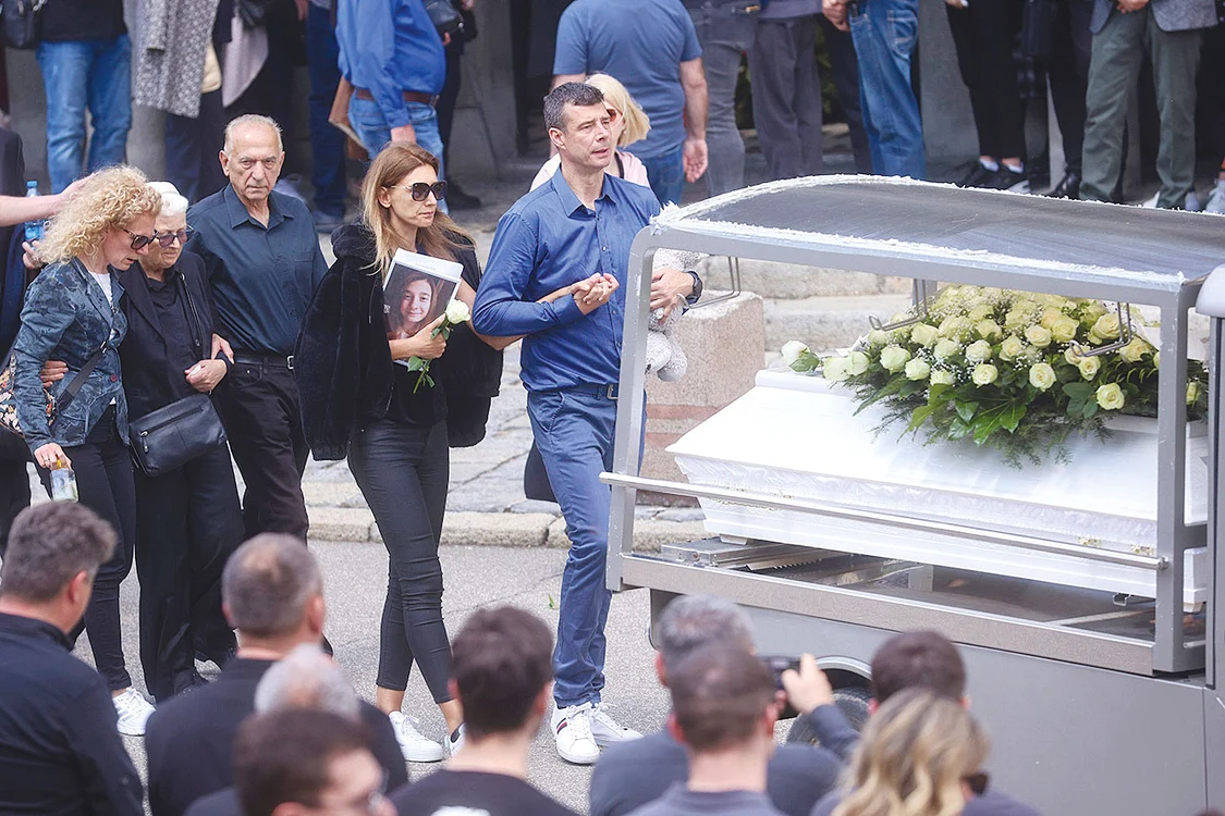 5 mai 2023. Dragan Kobiljski şi  soţia sa, conducându-şi  fetiţa pe ultimul drum. FOTO: Profimedia