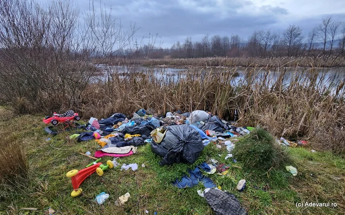 Deșeuri aruncate pe malul Streiului, la Bretea Română. Foto: Daniel Guță.