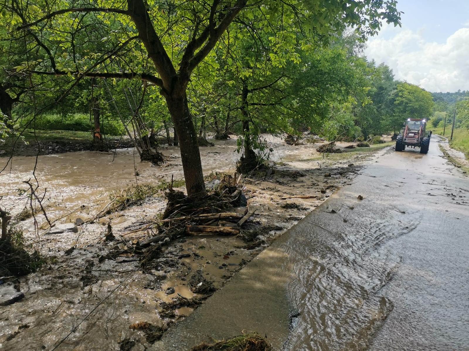 Risc de viituri pe râuri din 12 bazine hidrografice, până marţi. Zonele aflate sub cod portocaliu