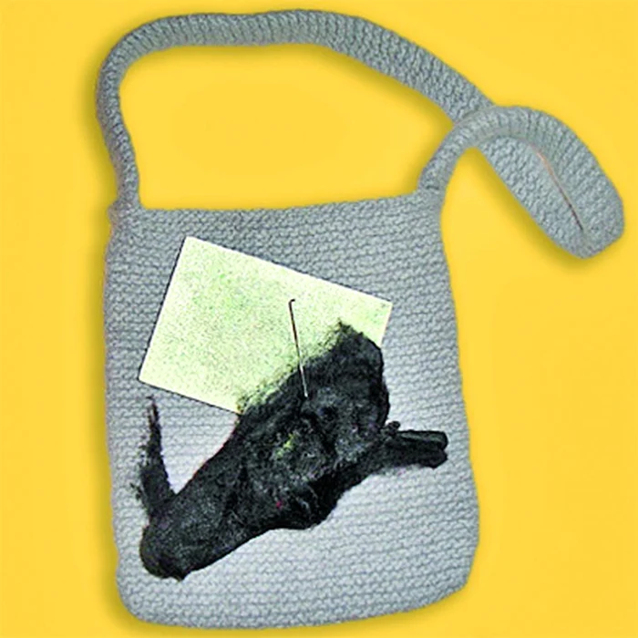 Coaseţi căptuşala pe interior şi mânerul genţii, care trebuie tricotat din acelaşi material. Dimensiunea mânerului este la latitudinea dumneavoastră.