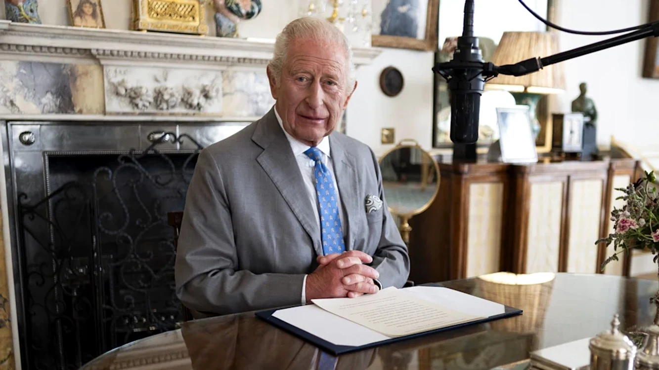 Regele Charles la biroul de la Clarence House jpg
