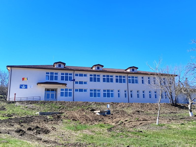 Școală nouă, modernă, construită din temelii, cu ajutorul fondurilor europene, într-o comună din Bacău FOTO
