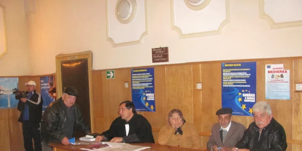 Oameni aşteptând în holul Judecătoriei Drăgăşani