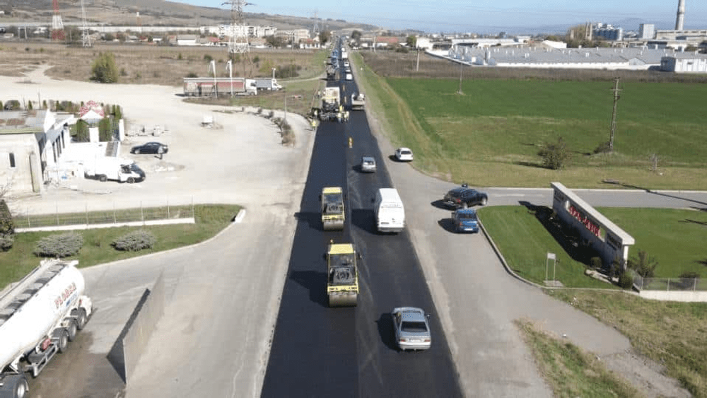 Una dintre cele mai circulate șosele din România, asfaltată după un sfert de secol VIDEO