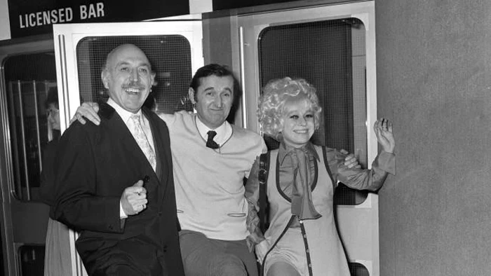 Graham
Stark (centru) a obţinut rolul impasibilului Hercule Lajoy în
filmul „O împuşcătură în întuneric“
(1964)