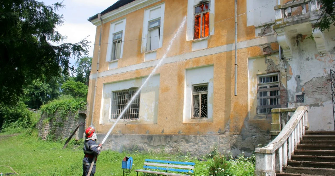 Conacul continua să ardă la ora 15.20