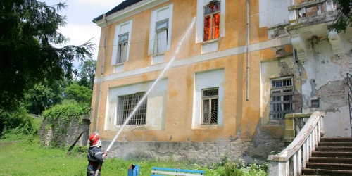 Conacul continua să ardă la ora 15.20 