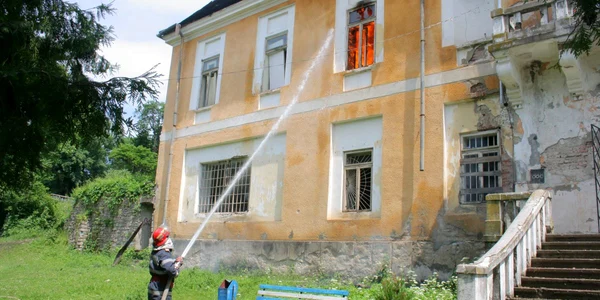 Conacul continua să ardă la ora 15.20 