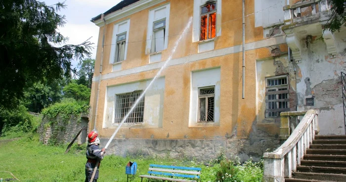 Conacul continua să ardă la ora 15.20 