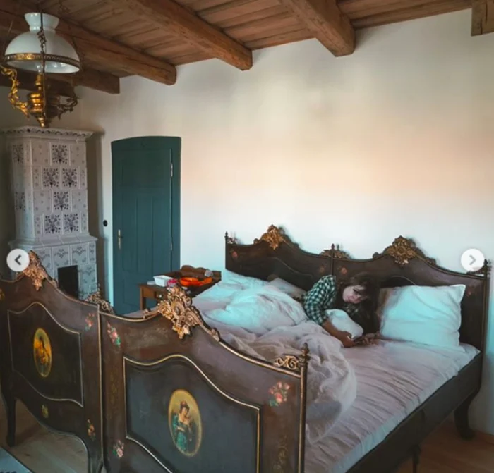 Dana Rogoz în casa ei din Viscri. Sursă foto: Instagram