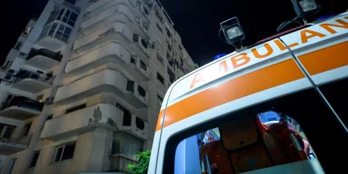 Bloc- amenintare sinucidee -  ambulanta parcata langa blocul de pe care un barbat ameninta ca se va arunca FOTO Mediafax 