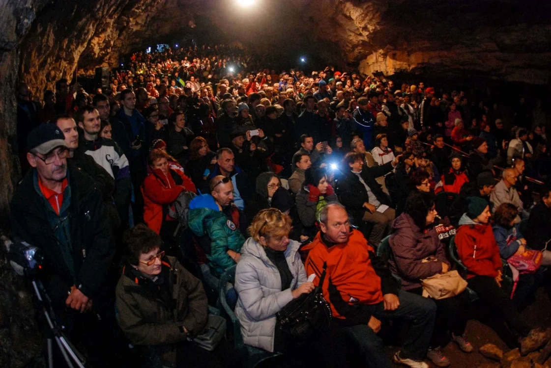 Atmsferă fantastică în Peştera Româneşti FOTO C.Duma