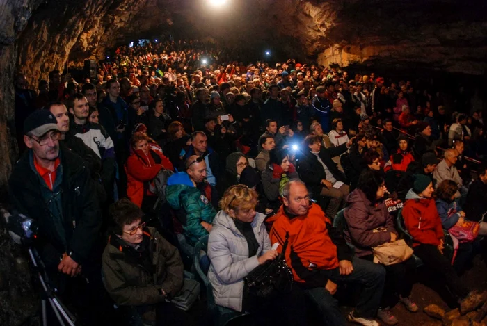 Atmsferă fantastică în Peştera Româneşti FOTO C.Duma