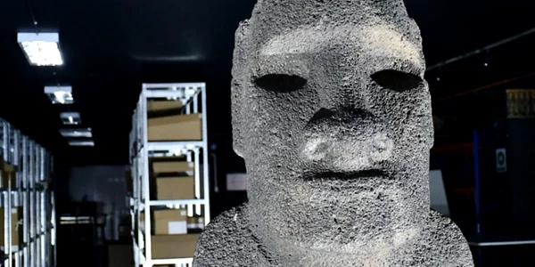 statuie monumentala Moai