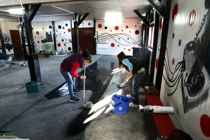 Angajații fac ultimele retușuri, pentru ca cei care vin aici să fie întâmpinați așa cum se cuvine