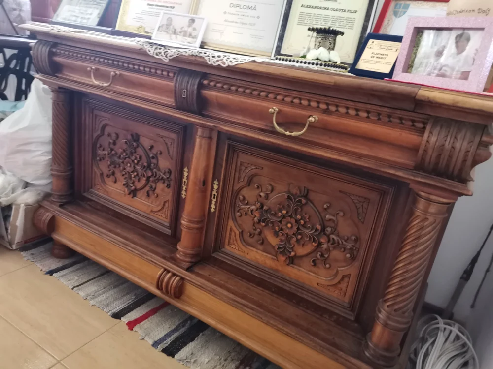 Două piese de mobilier din casa boierilor alungați de comuniști au fost salvate FOTO: A.Mitran