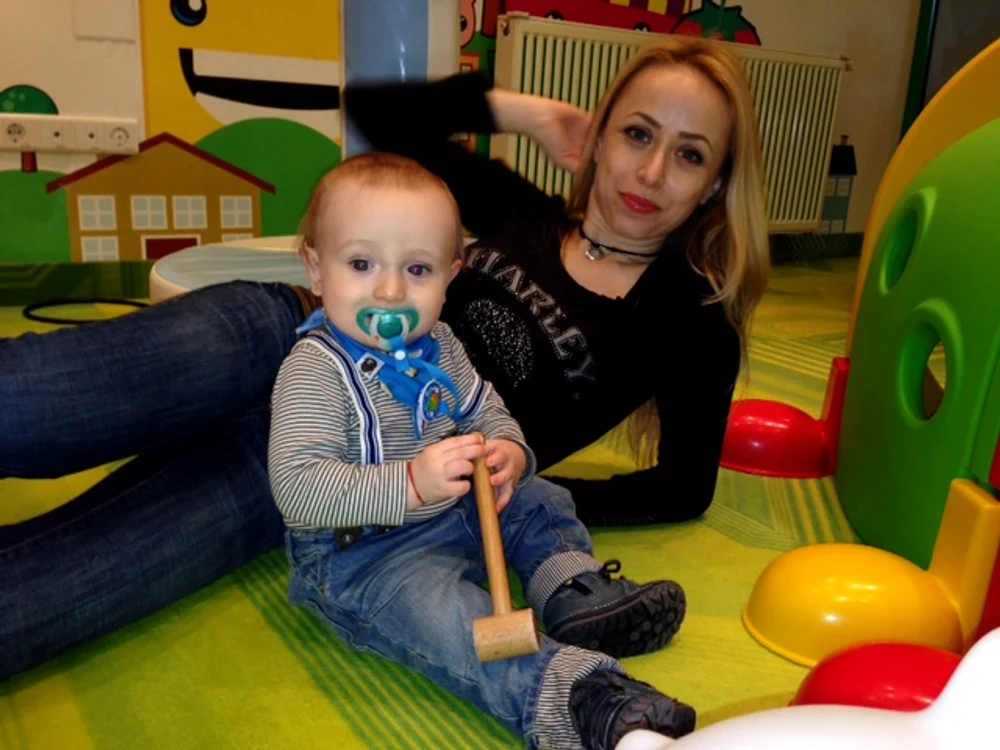 
    Ani îşi retrăieşte copilăria alături de fiul ei, Adan, şi spune că se joacă aşa cum nu se juca pe când era mică  
