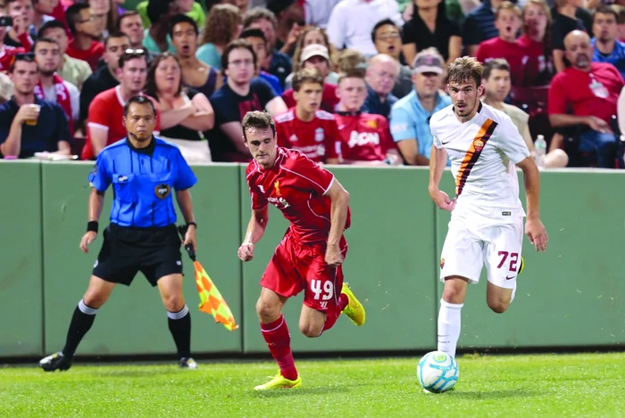 Mihai Bălaşa (dreapta) a jucat 30 de minute contra lui Liverpool FOTO Corbis Images