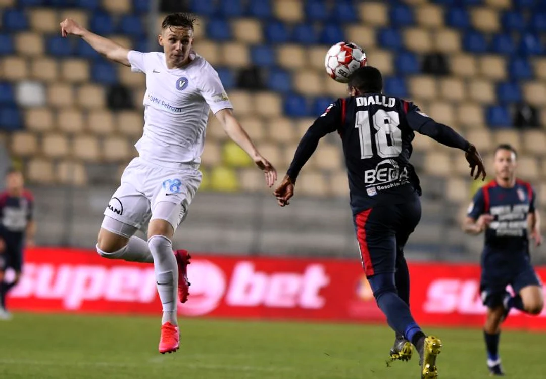 
    Louis Munteanu, de la FC Viitorul, a fost cel mai tânăr jucător de pe teren în meciul de la Târgoviște, cu ChindiaFOTO: Sportpictures.eu  