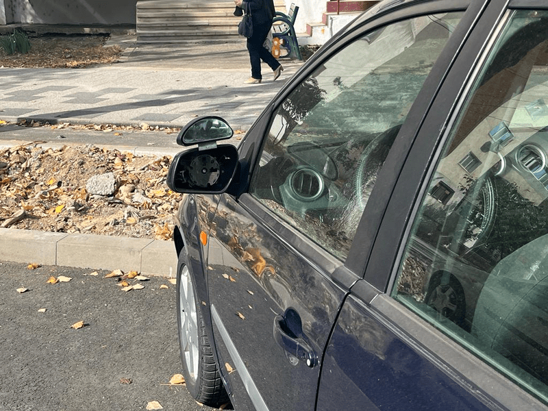 Mașini vandalizate de un individ agresiv, în Buzău. A fost imobilizat de jandarmi