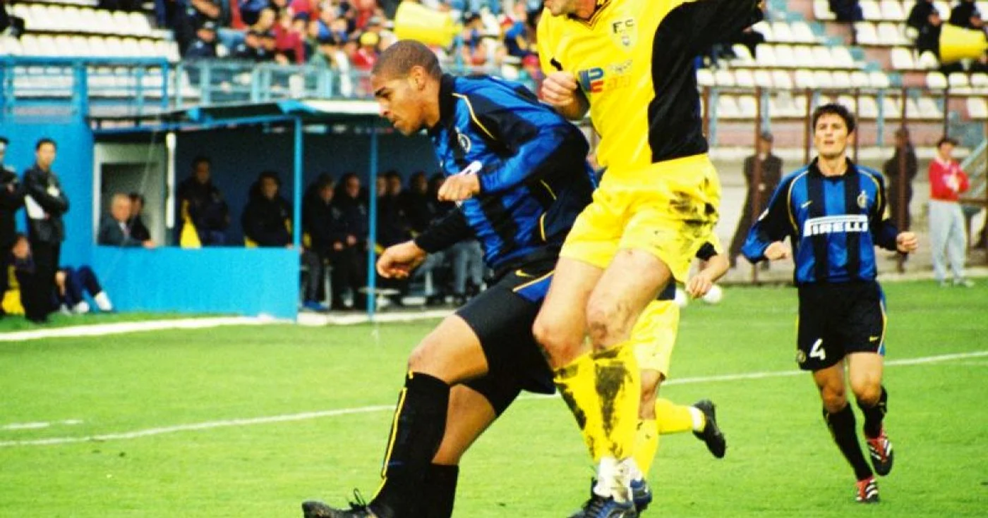 Pe vremea când juca la FC Braşov contra lui Inter Milano, Bodea (dreapta) l-a avut adversar direct pe brazilianul Adriano