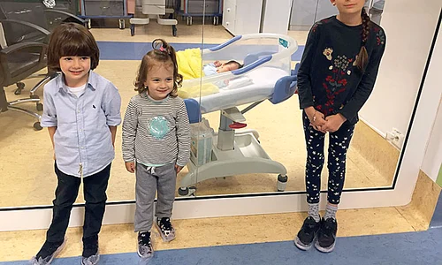 Noah (4 ani), Ava (3 ani)  şi Sara (7 ani) s au pozat  cu micuţul Moise jpeg