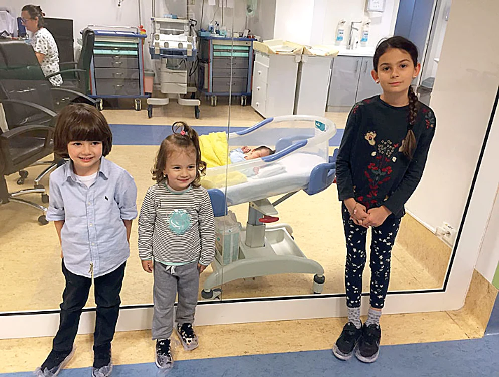 Noah (4 ani), Ava (3 ani)  şi Sara (7 ani) s-au pozat  cu micuţul Moise