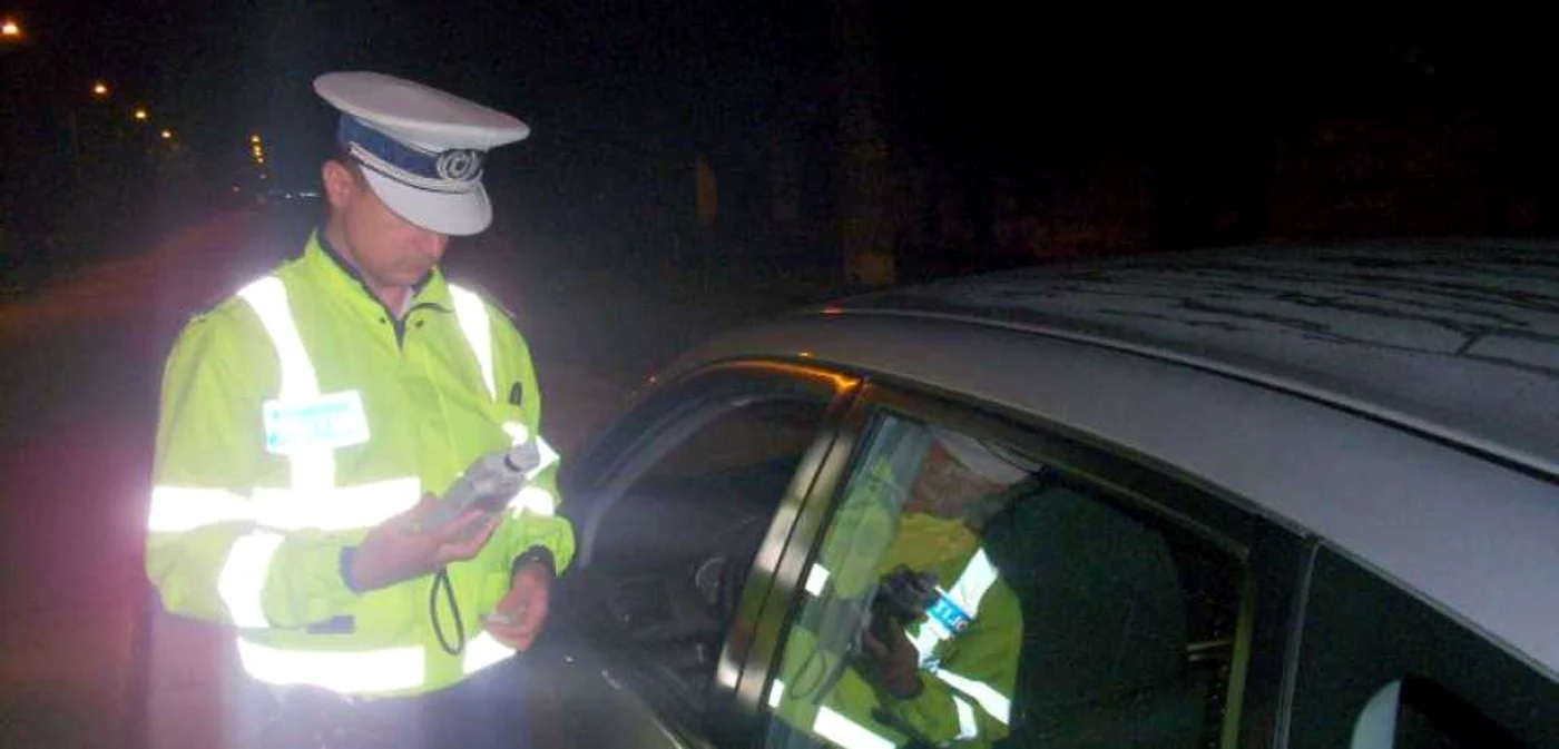 Individul a fost prins băut de poliţişti FOTO Adevărul