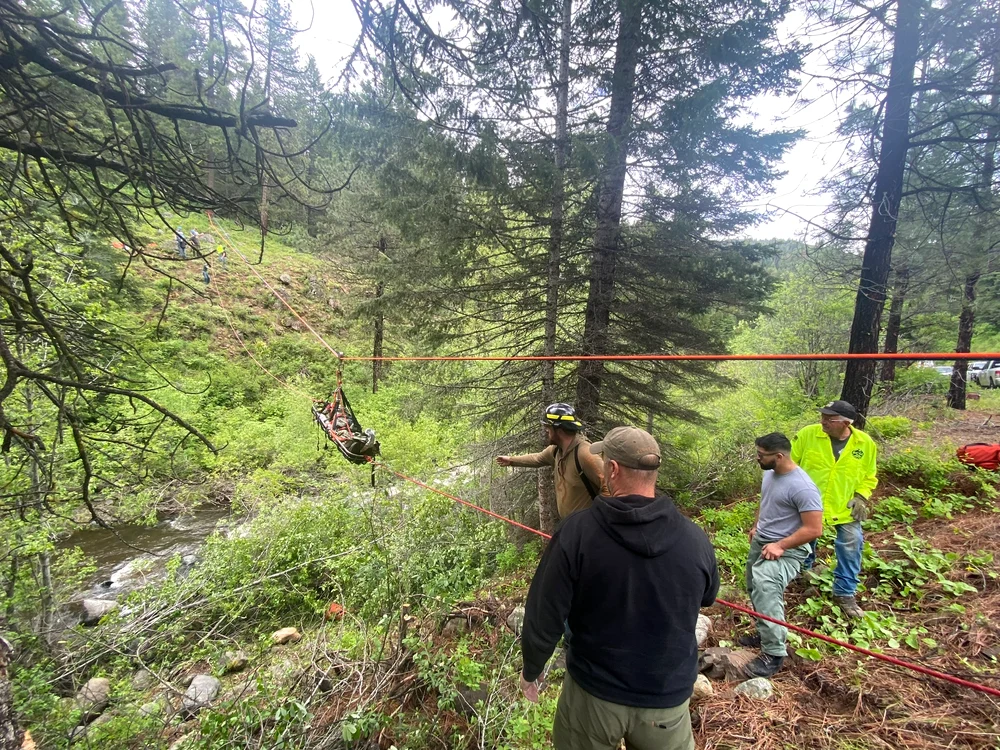 Un câine și-a salvat stăpânul căzut într-o râpă FOTO: Baker county sheriff's office/FB