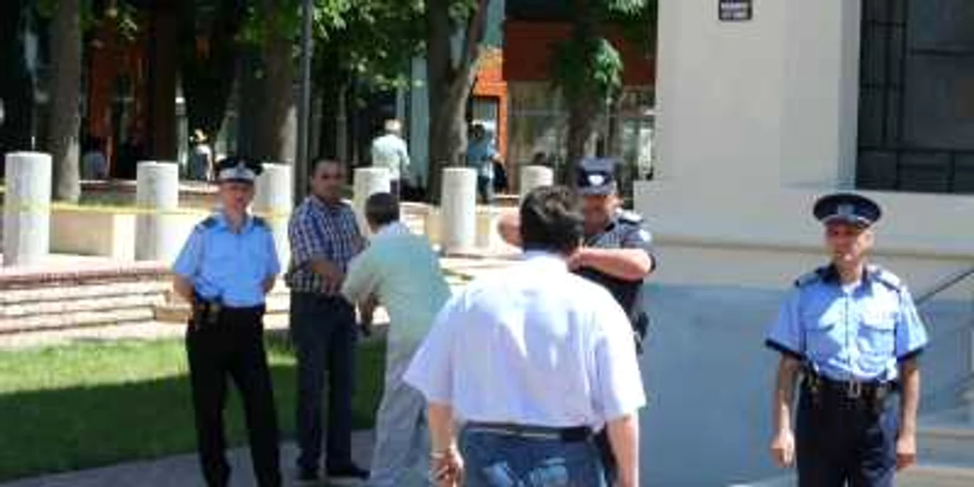 Poliţiştii încearcă să dea de urma atacatorului