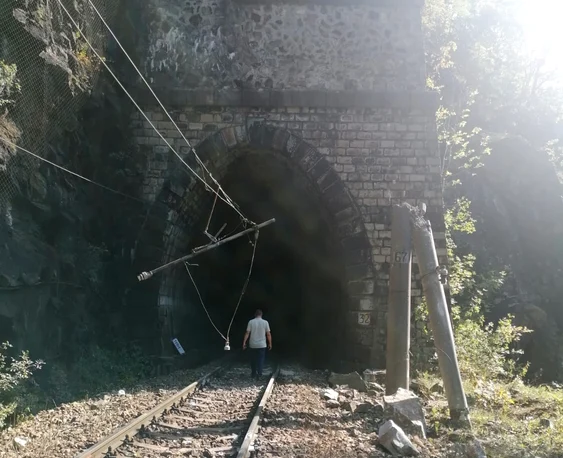 Un stâlp a fost rupt de căderea pietrelor Foto: Alex Lancuzov