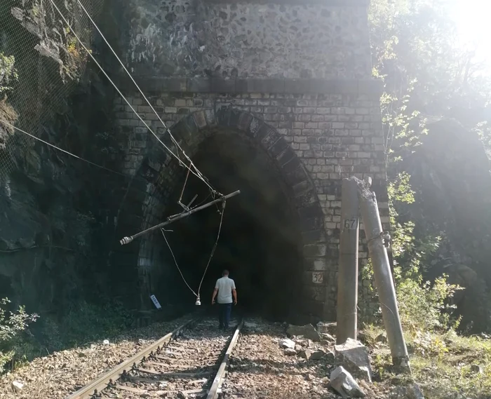 Un stâlp a fost rupt de căderea pietrelor Foto: Alex Lancuzov