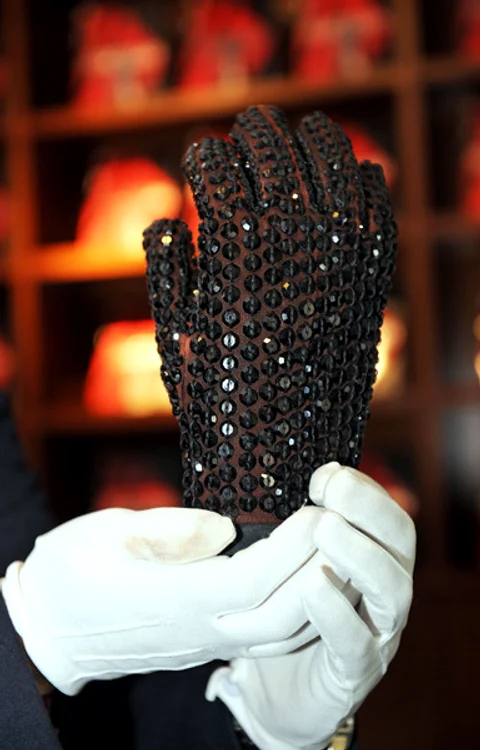 
    Manuşa lui Michael Jackson, vândută în cadrul unei licitaţii (FOTO AFP)  