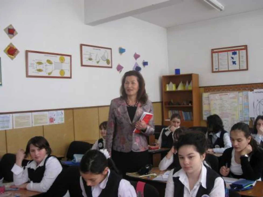 Teodora Nechifor în cabinetul de matematică al şcolii pe care l-a înfiinţat în 2005