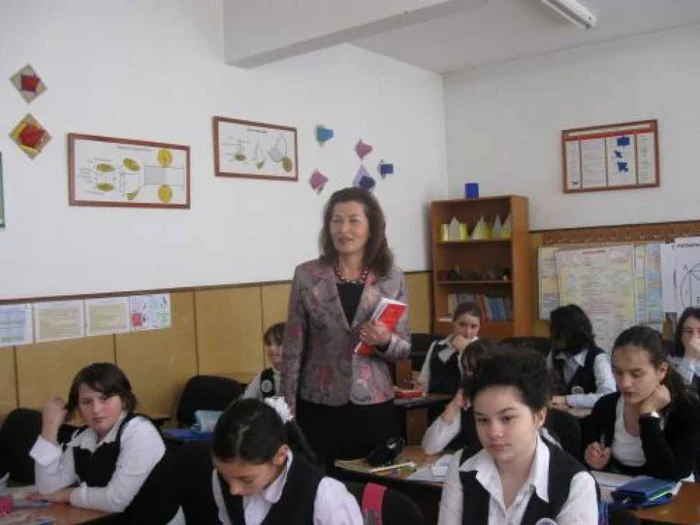 Teodora Nechifor în cabinetul de matematică al şcolii pe care l-a înfiinţat în 2005