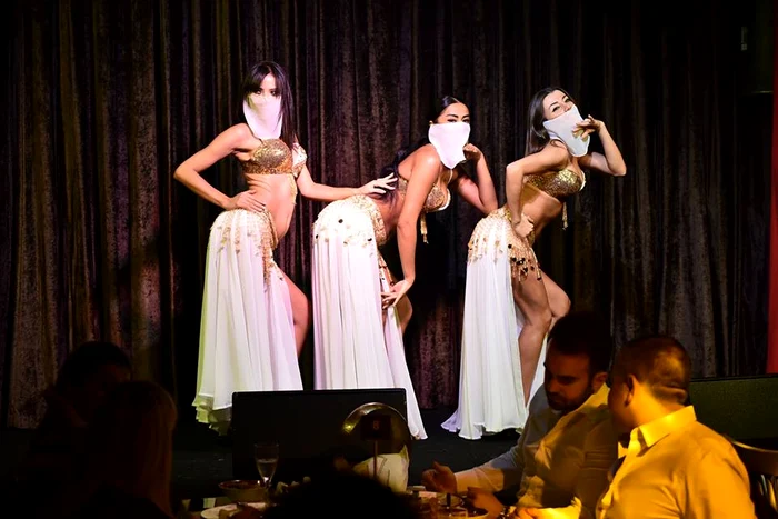 Când se lasă seara, insula devine locul unei petreceri uriașe