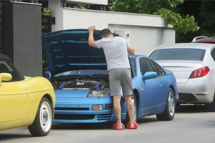Liviu Vârciu, în papuci de casă cu „maimuțoi”Foto: Mihai Ionescu