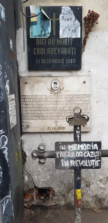 Placa memorială amplasată la Sala Dalles în memoria lui Mihai Gîtlan zace și ea într-o uitare sordidă, ca și memoria altor tineri uciși acolo