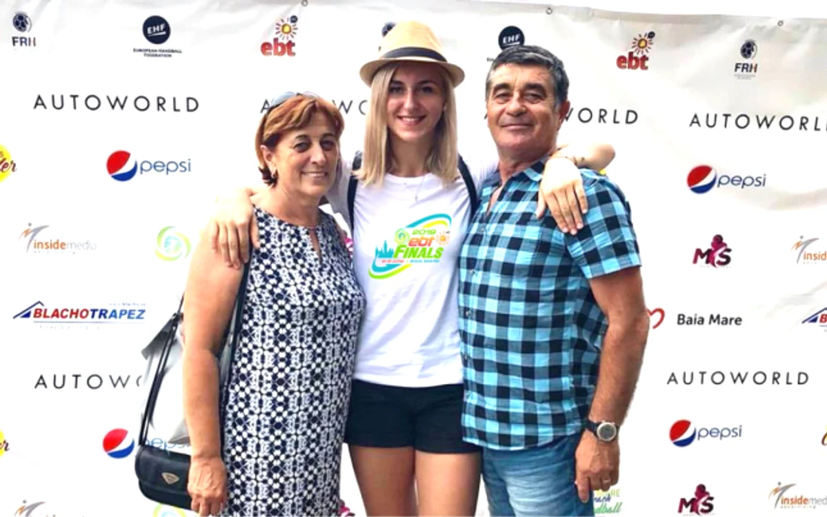 Yuliya Dumanska alături de cei care i-au descoperit talentul, soţii Marta. FOTO: EBT Finals 2019
