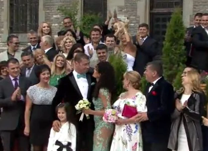 Cununia civilă a lui Lucian Bute a avut loc într-un cadru de vis la Buşteni (captură: Acasă TV)