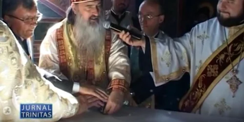 Preotul Lucian Ganea (cu ochelari) împreună cu arhiepiscopul Teodosie Sursa foto Trinitas