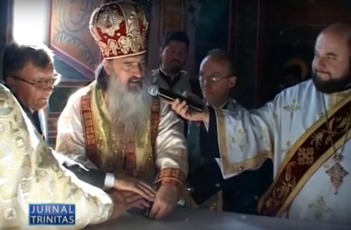 Preotul Lucian Ganea (în dreapta, cu ochelari) împreună cu arhiepiscopul Teodosie Sursa foto Trinitas