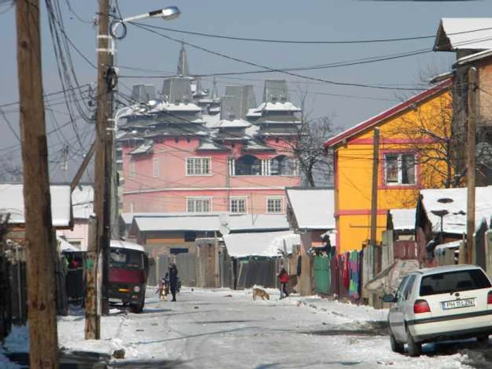 Palatele ţigăneşti din Ploieşti fac notă discordantă în sărăcia din cartierele de romi din oraş. FOTO Dana Mihai