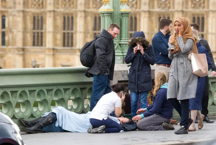 
    Musulmana de pe Podul Westminster a împărțit online-ul în două tabereFoto: Rex/Shutterstock  